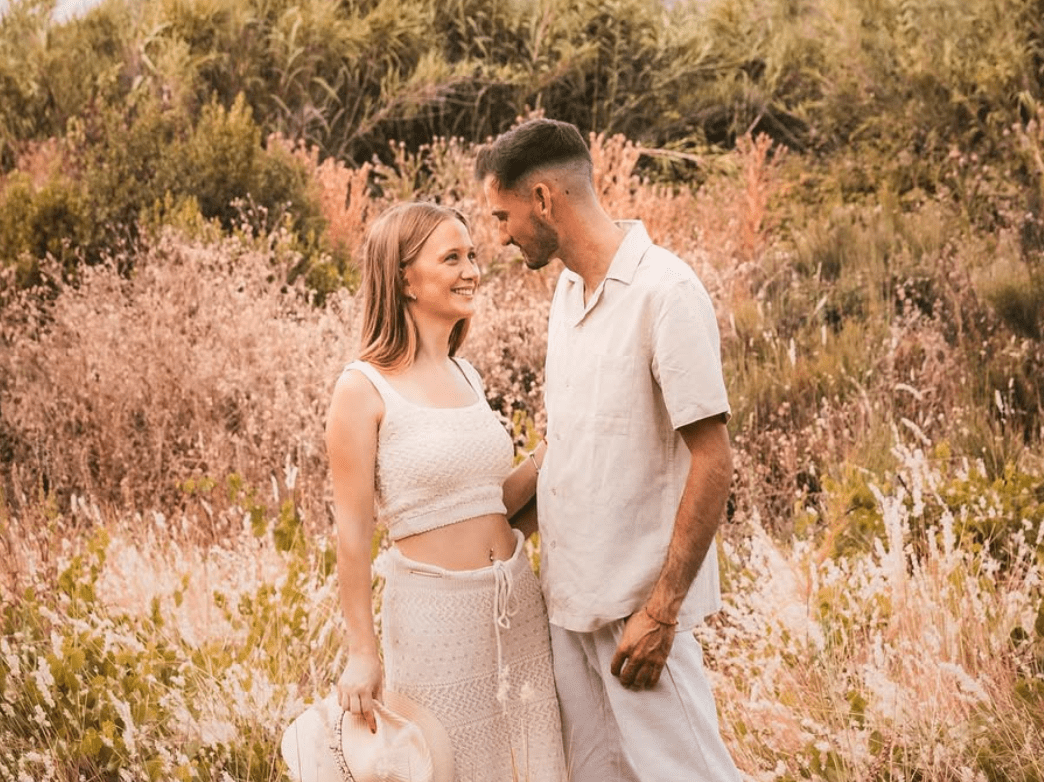 sesión preboda en Córdoba con pareja en campo al atardecer con luz cálida y estilo natural