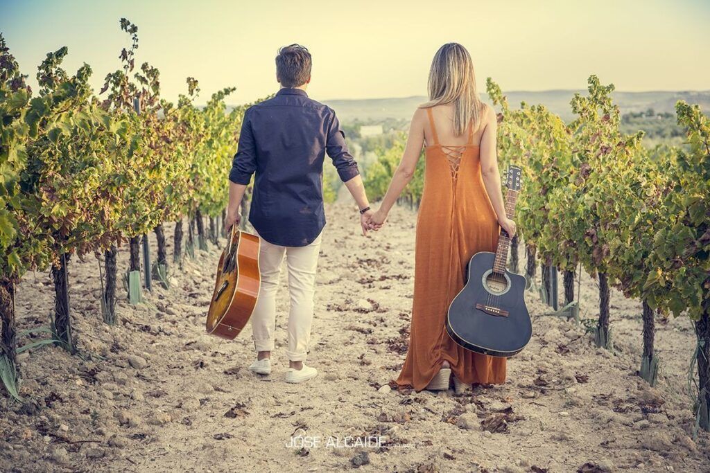 sesión de preboda en viñedos de Córdoba con pareja caminando entre naturaleza