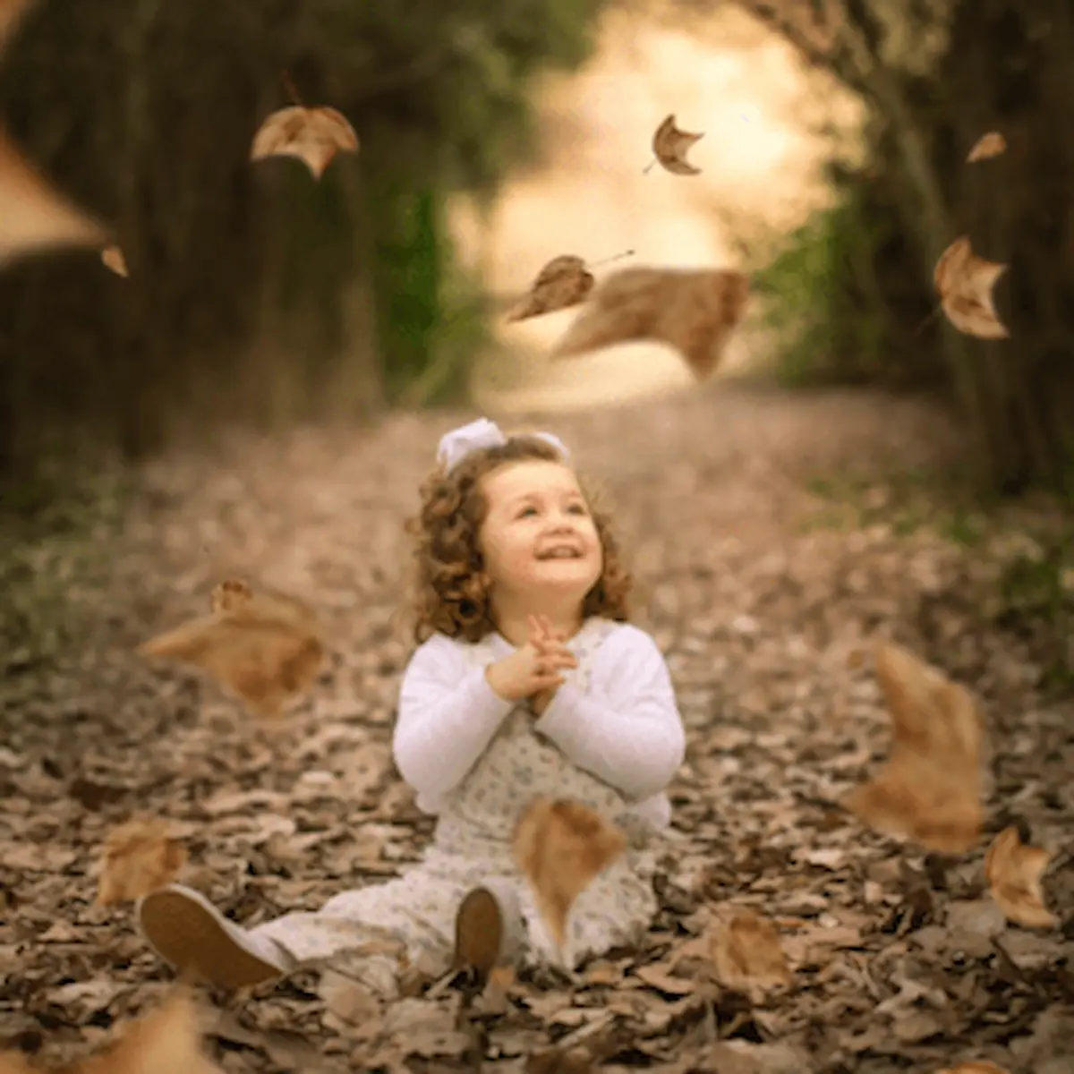 Sesión infantil en Córdoba con niña en el bosque con luz natural