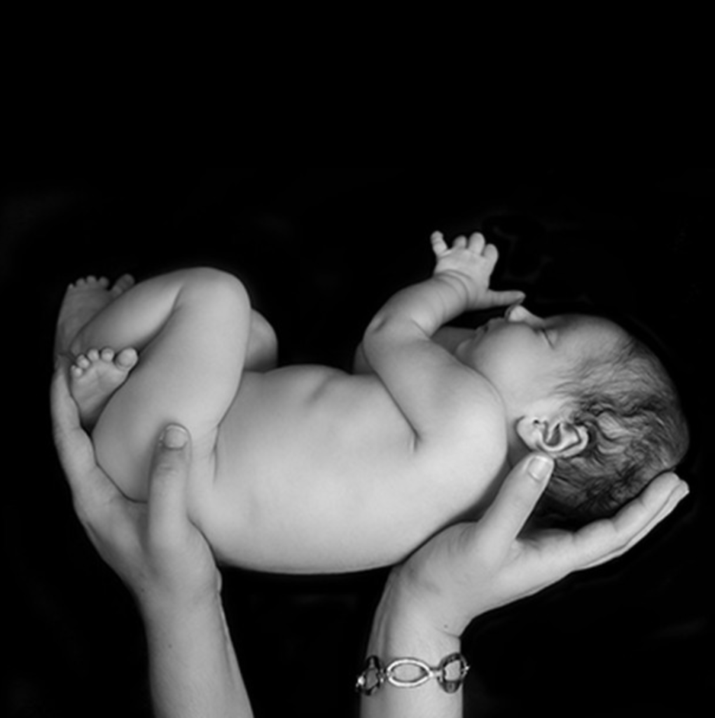 fotografía newborn profesional vs fotos con móvil bebé