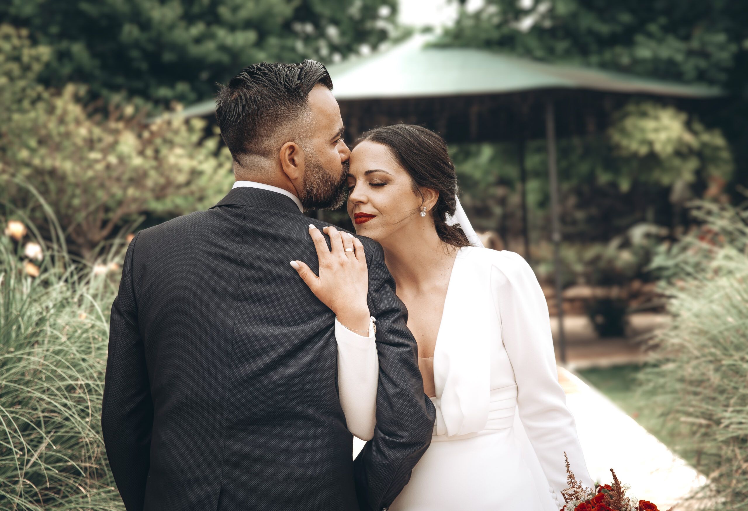 Sesión de postboda en Córdoba, abrazo espontáneo de los novios durante una sesión de fotos natural y elegante